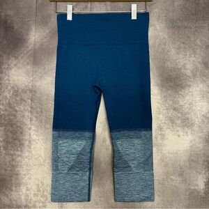 Lululemon Womens Seamlessly Street‎ Crop Leggings Blue Blue Ombre Print Size 4